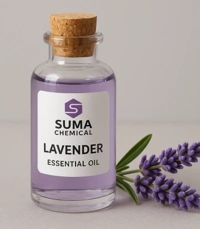 بطری اسانس اسطوخودوس با رایحه ملایم و طبیعی گل لاوندر، مناسب برای عطرسازی، شمع‌سازی، صابون و رایحه‌درمانی