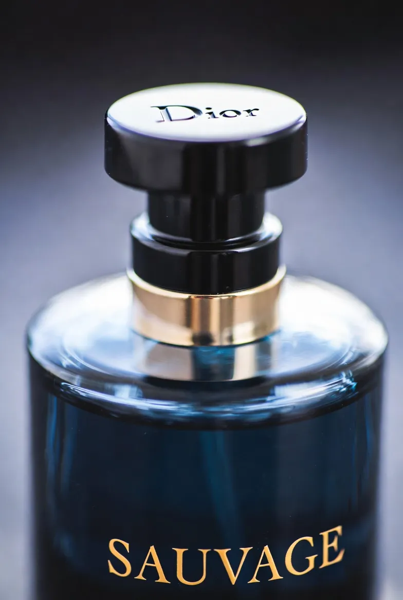 بطری اسانس عطر دیور Sauvage با طراحی کلاسیک