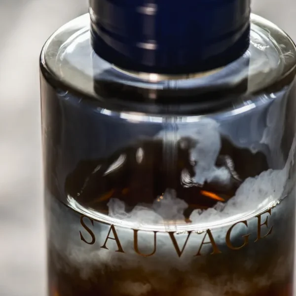 ترکیب اسانس تلخ و شیرین در بطری شیشه‌ای